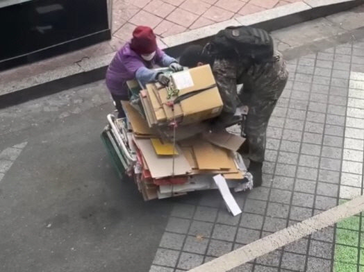 이달 6일 영등포역 인근에서 폐지 수집 주민을 돕는 병사 [페이스북 커뮤니티 '육군훈련소 대신 전해드립니다' 게시 동영상 갈무리]